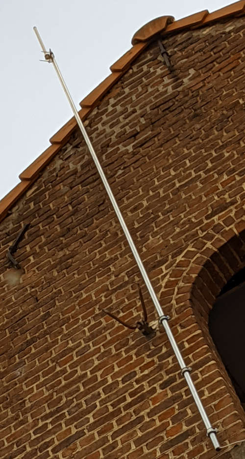Picture showing the antenna above the roof.